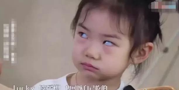 戚薇女儿翻白眼表情包和妈妈"一毛一样"有没有被萌到?