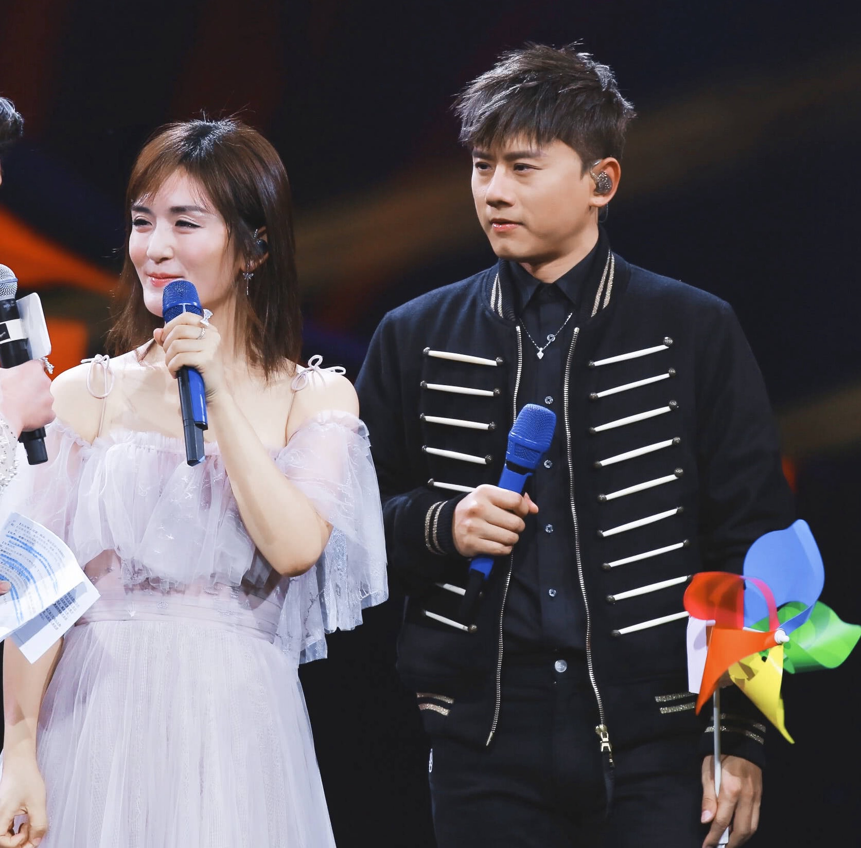 谢娜张杰同台演出超甜蜜