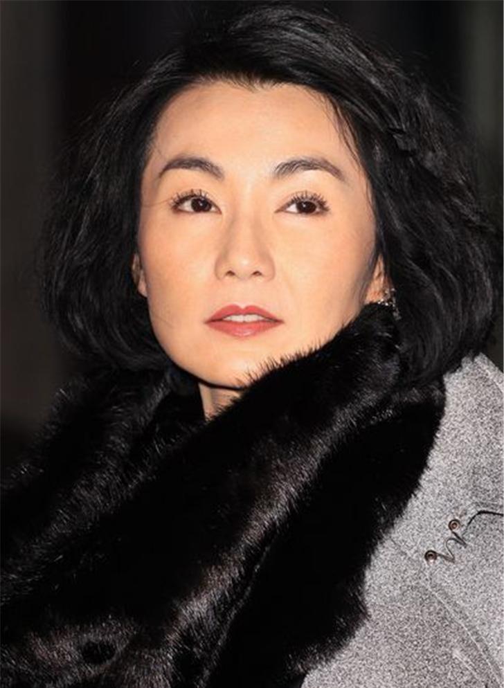 53岁张曼玉街拍, 高挑女神气质未变, 人虽老珠不黄