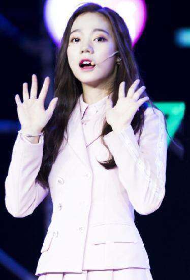 《创造101》最新的前11名小姐姐亮相机场,引