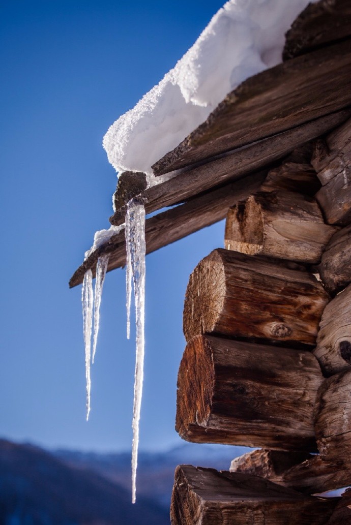 天寒地冻景物长,冰琼碎玉放眼量