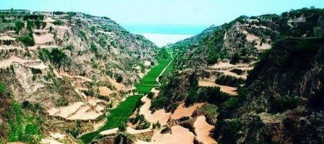 西面的是汉王城,东面的唤作霸王城,中间还隔着广武涧.