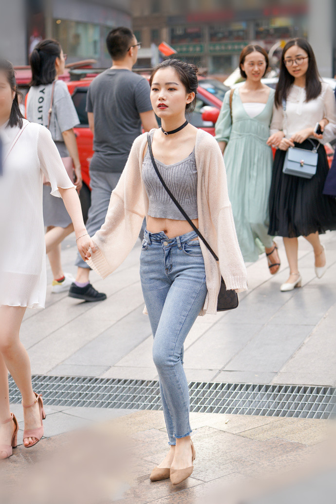 路人街拍小姐姐牛仔紧身裤搭配一字肩短袖精美的锁骨很诱人