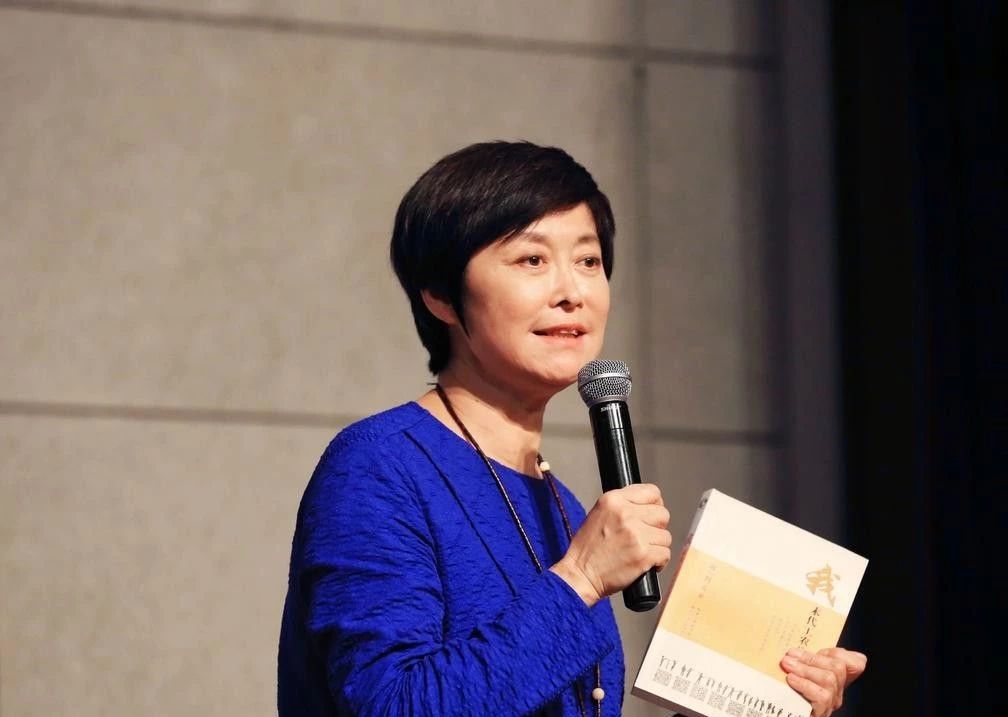值得尊敬的央视主持,丈夫身家丰厚背景显赫,今63岁仍美得不像话