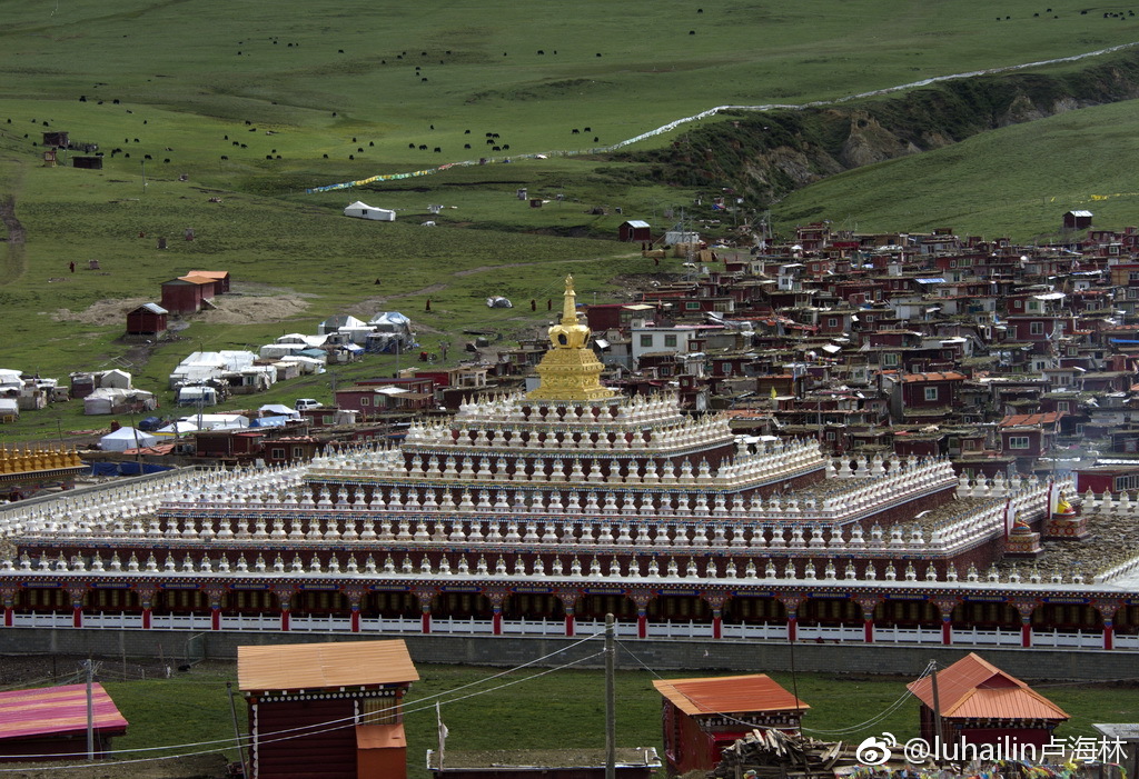 亚青寺位於甘孜藏族自治州白玉县境内,属宁玛教派