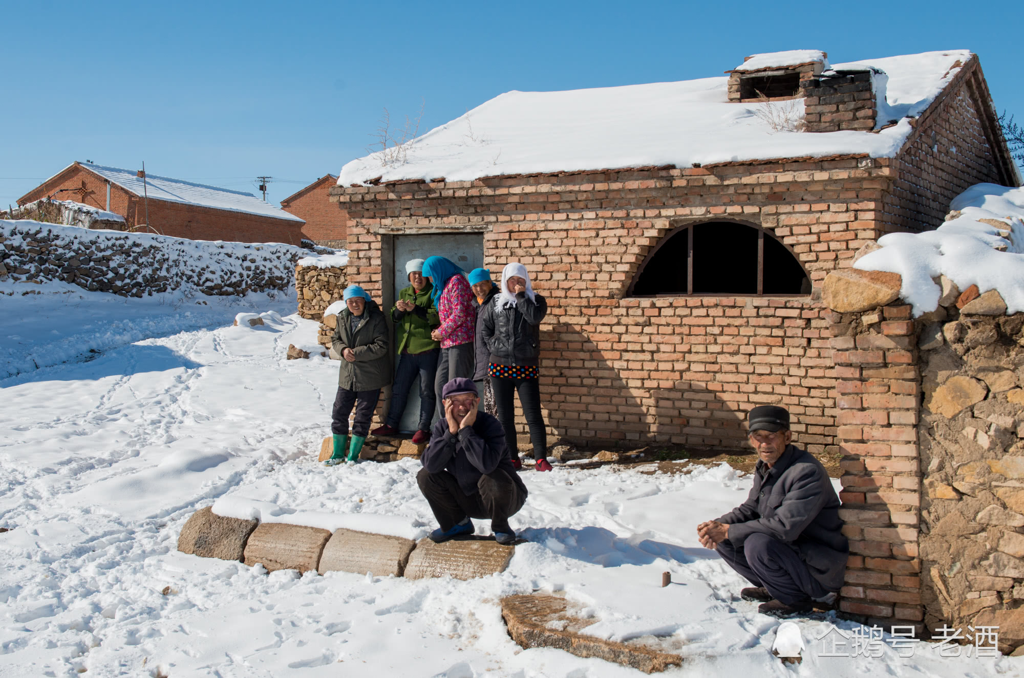除了串门,打牌就只剩下蹲墙根晒太阳|墙根|农村|村里人_新浪新闻