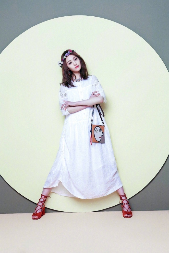 郑爽难得一见的杂志照公开,为录制综艺接回长发后重返颜值巅峰