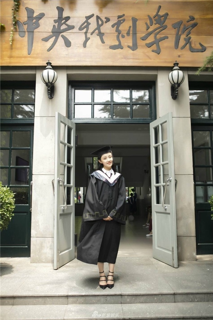 中戏校花吴佳怡的一组毕业照片,吴佳怡身穿学士服,长发披肩
