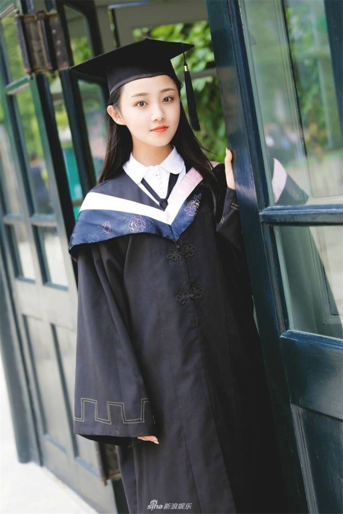 中戏校花吴佳怡的一组毕业照片吴佳怡身穿学士服长发披肩
