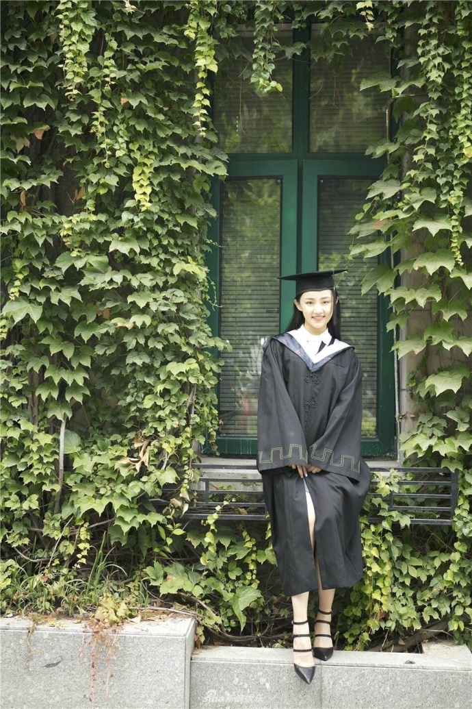 中戏校花吴佳怡的一组毕业照片吴佳怡身穿学士服长发披肩