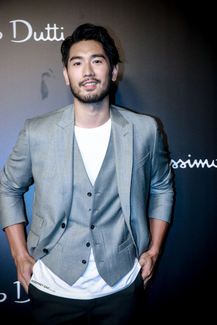 高以翔重操模特旧业,西装革履气质不凡,看大佬走秀才知什么叫帅