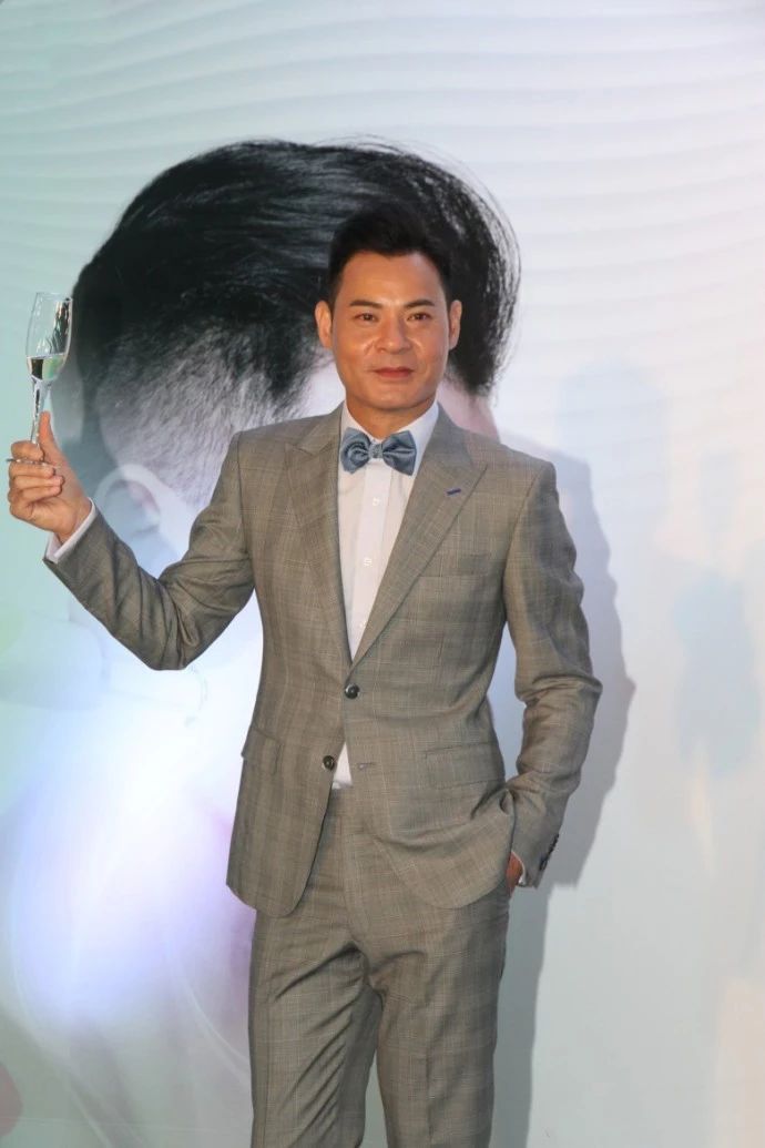 他是tvb资深配角,结婚27年膝下无子,如今51岁仍帅气十足