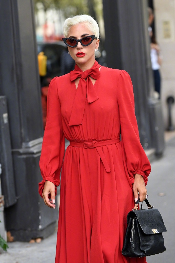 当地时间8月27日,lady gaga身穿 co 2018秋冬系列红裙