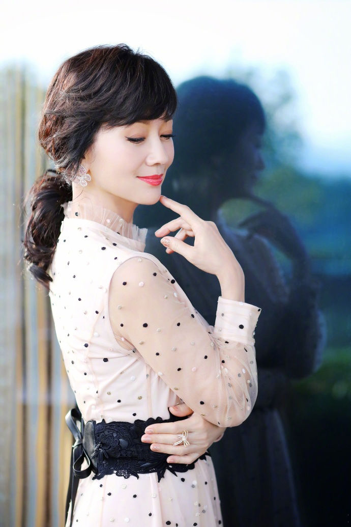 64岁赵雅芝逆生长,波点纱裙减龄40岁,网友:美的冒泡