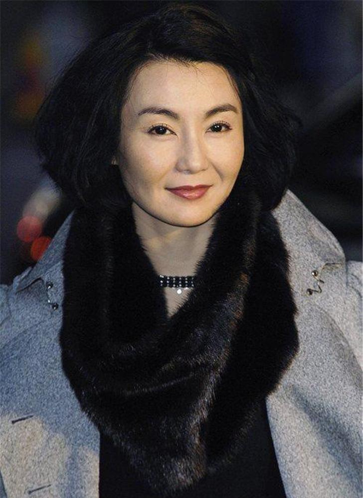 53岁张曼玉街拍, 高挑女神气质未变, 人虽老珠不黄