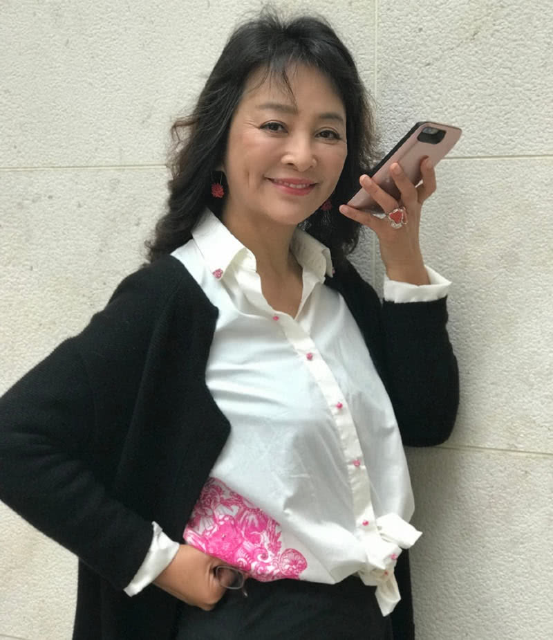 55岁李勤勤和30岁儿子近照,儿子不像混血儿,她越来越欧美了