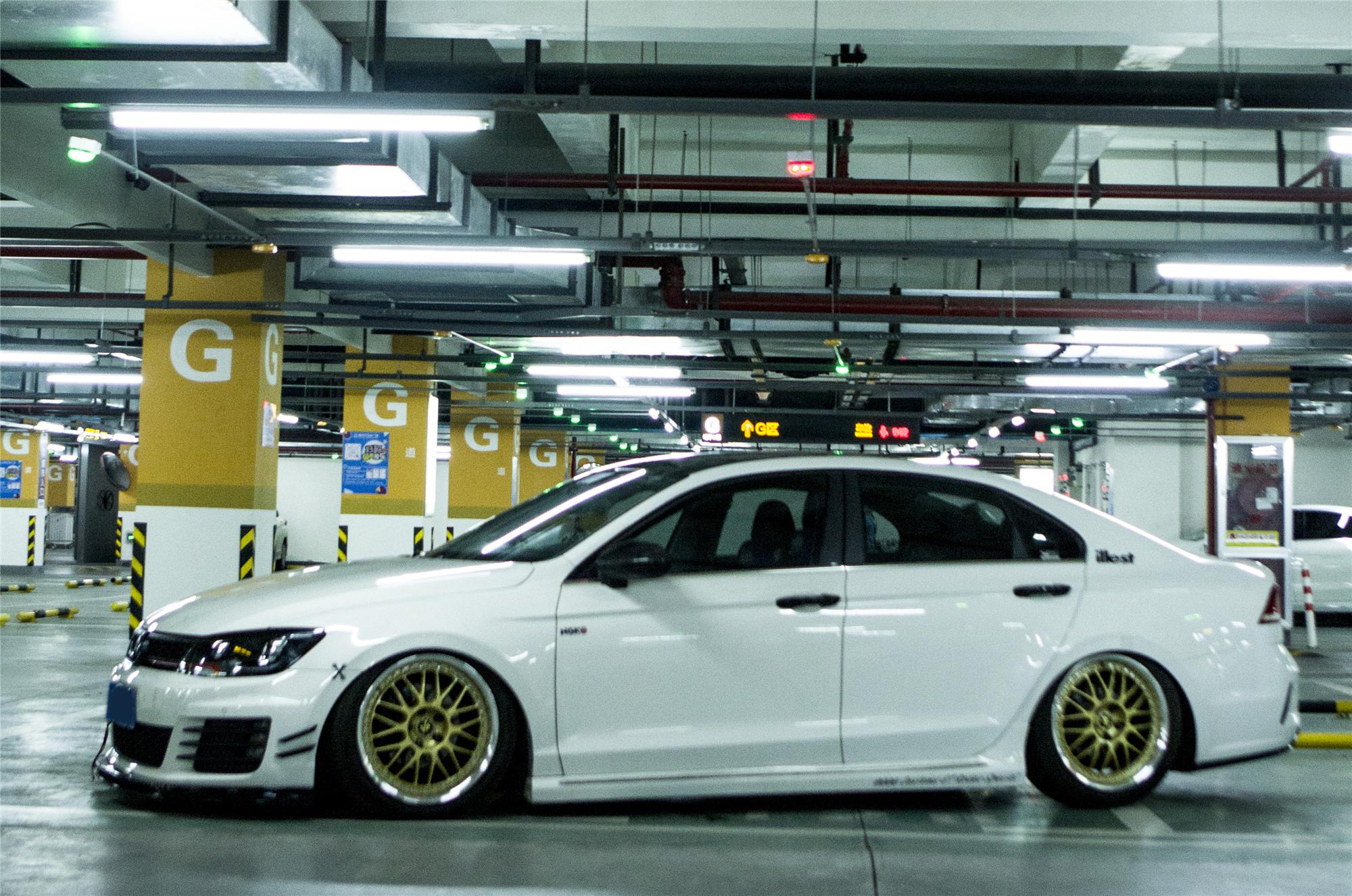 车身颇有运动轿跑的味道,今天给大家介绍一辆浙江的大众凌渡改装案例