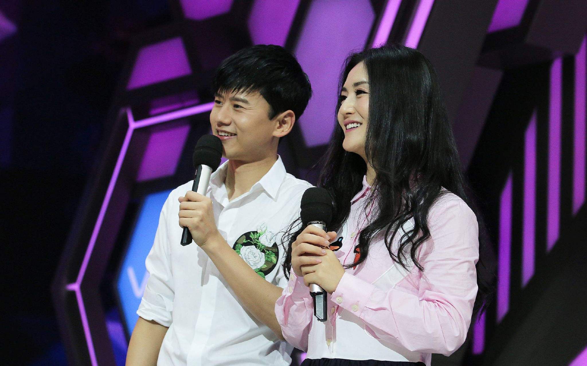 四年前金鹰节主持受人质疑,康辉还原与谢娜主持争议,是剧本?