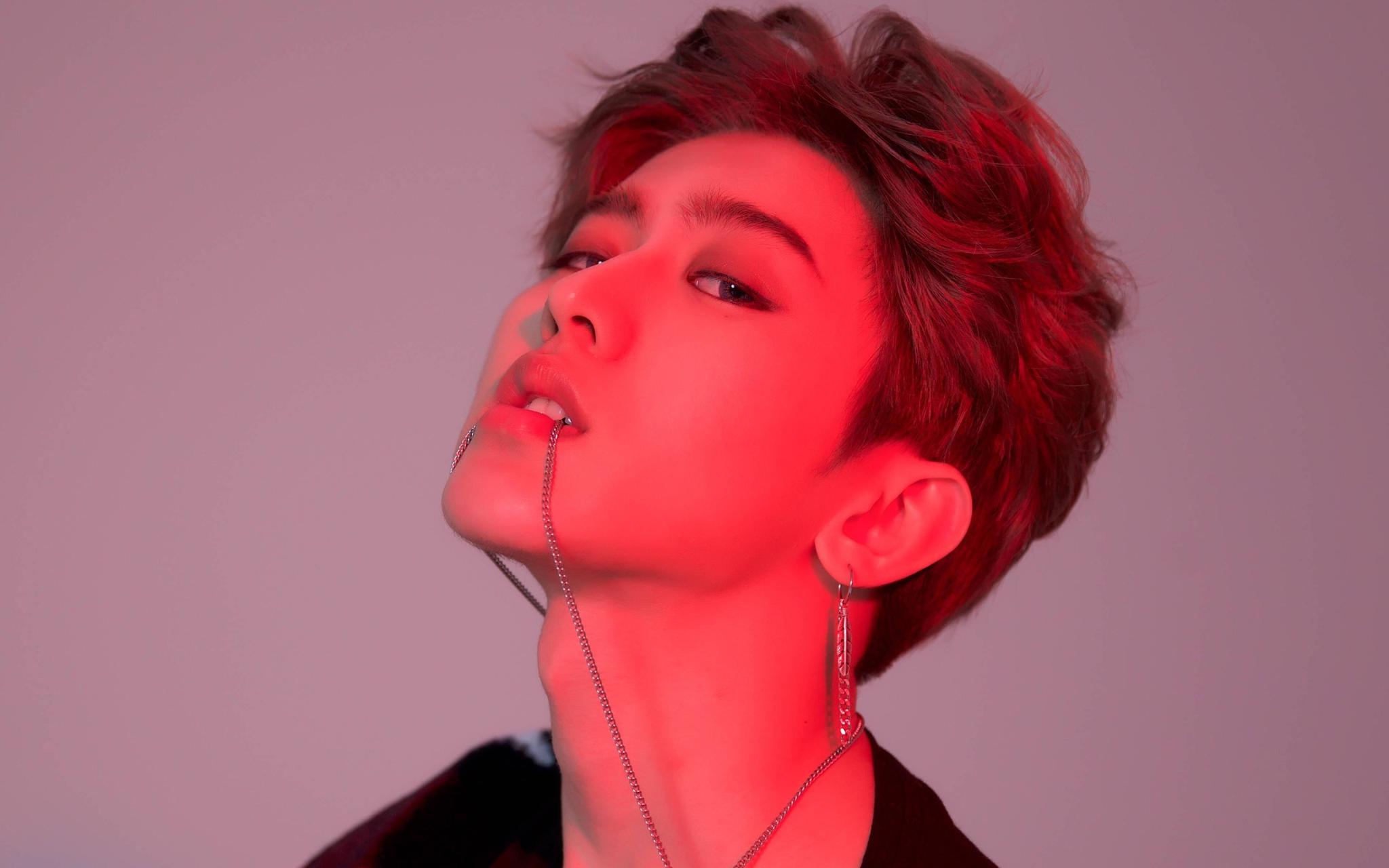 男团百分九最新合体,全员红衣很喜庆,网友:为什么坤坤这么矮?