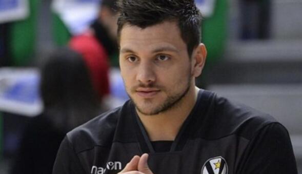 16 6小塔克正式离开nba,而莫雷就是不肯要他