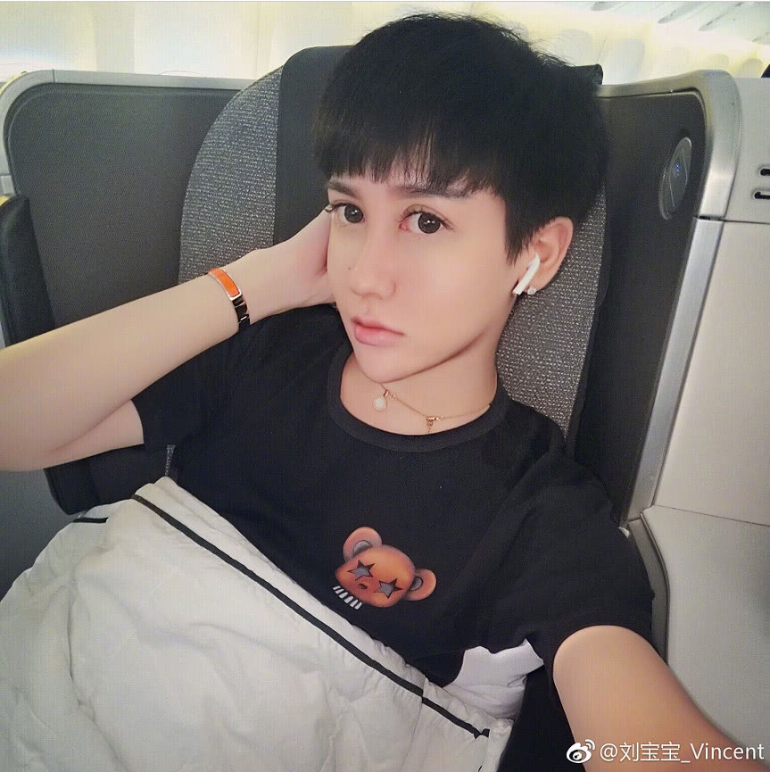 刘梓晨终于正常了一回换回男装大变样网友竟然有点好看