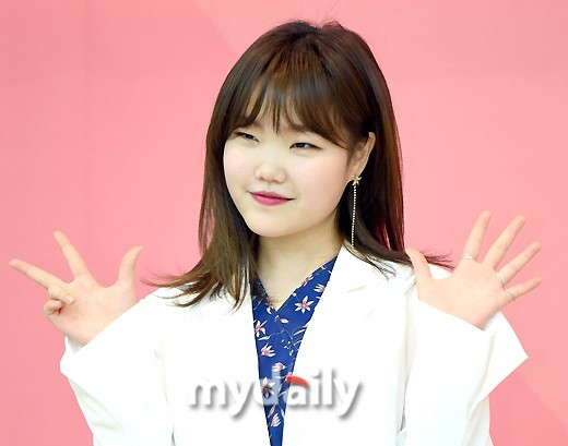 打开新浪新闻,查看更多5月8日上午,韩国音乐组合乐童音乐家成员李秀贤