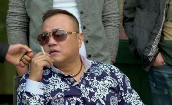 在东北, 他呼风唤雨, 仅开一辆80万的奔驰