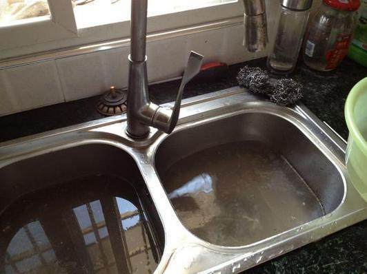 厨房下水道堵塞十分头疼学会这个小妙招下水道立马疏通