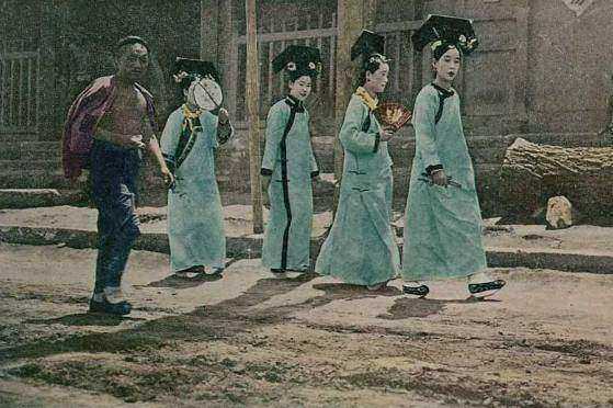 清朝最恐怖的老照片畸形裹脚妇女慈禧出殡画面太诡异