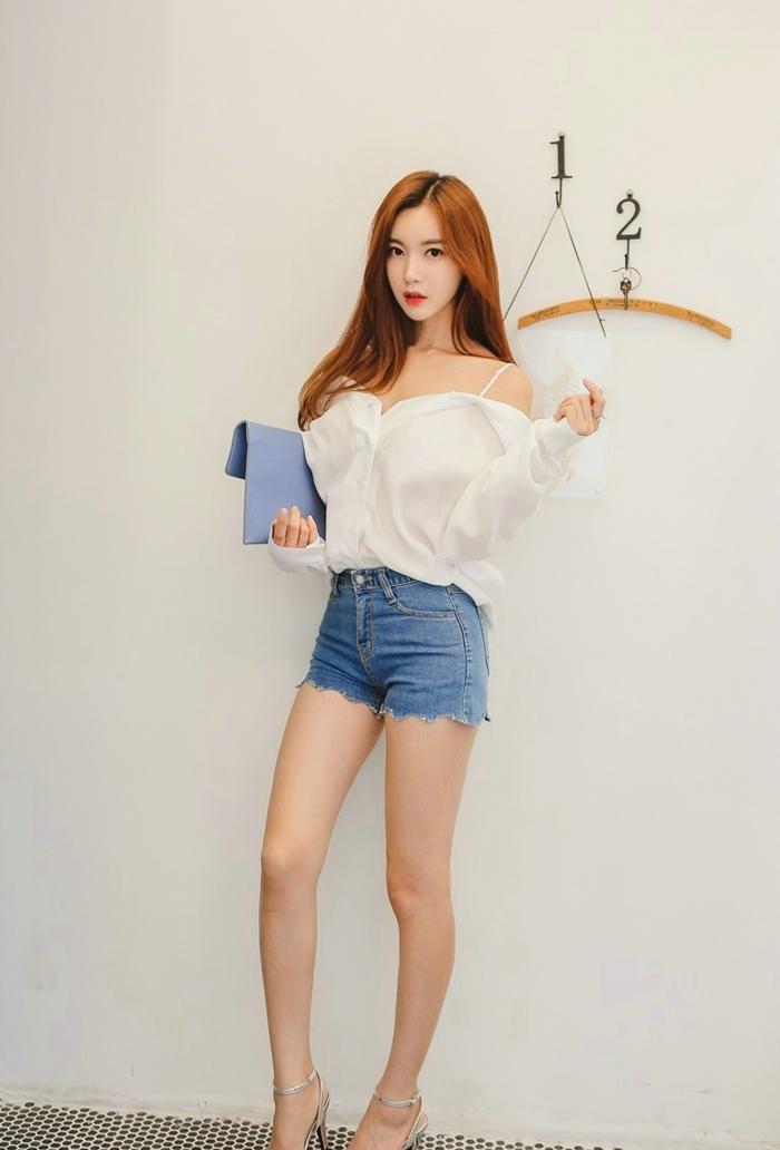 短裤大长腿释放夏日魅力清纯又性感