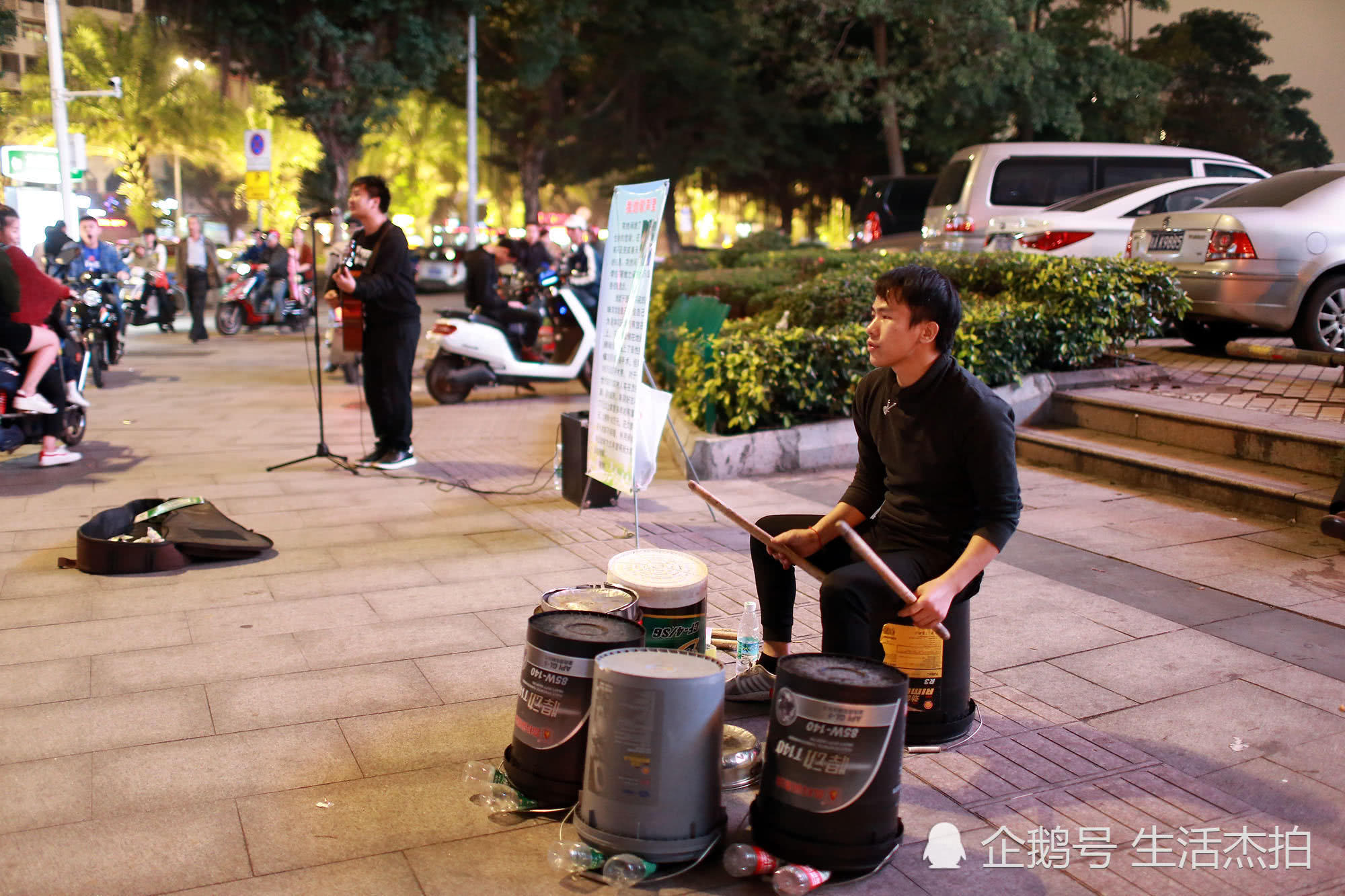 俩青年用废弃涂料桶当爵士鼓街头卖艺 声称为救病重妹妹