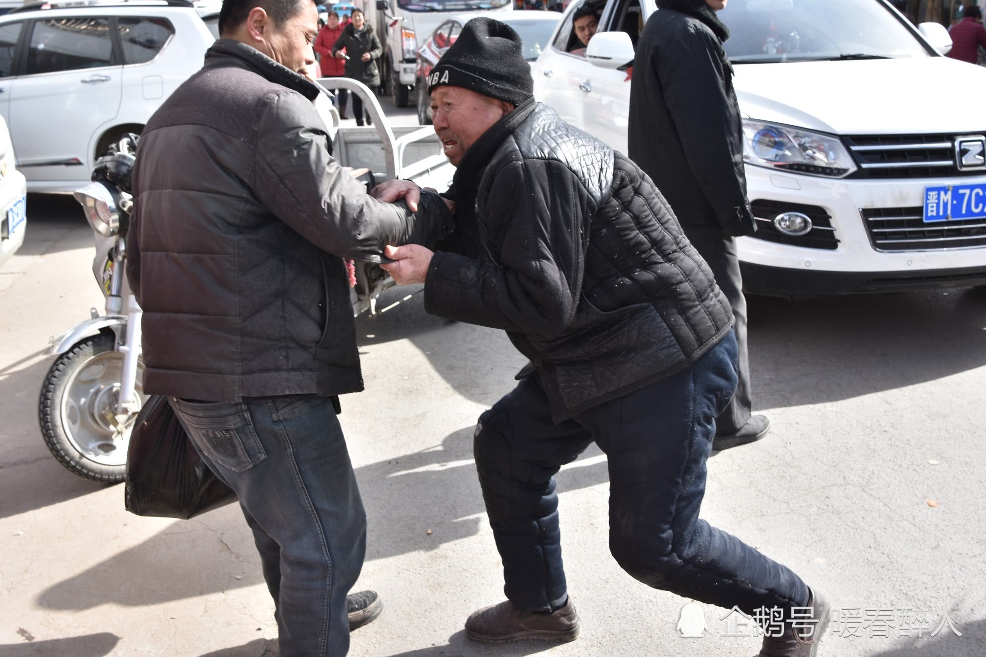 8旬老人摔倒后,他对扶起的路人这么说