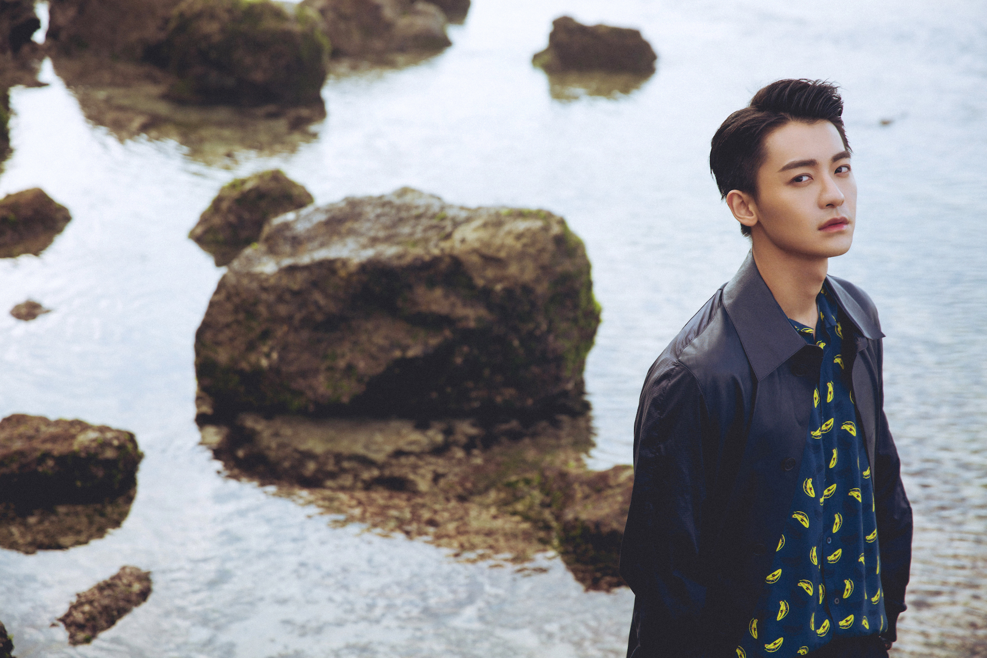 赵志伟最新写真曝光化身沉稳大气的海边漫步者