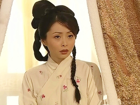 汤盈盈在《封神榜》中的死对头是钱嘉乐饰演的"杨戬",两人因戏生情,并