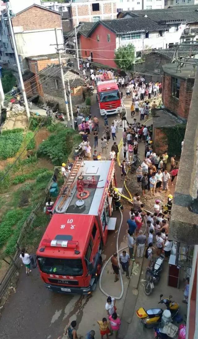 8月17日下午15时许,延平区南山镇大坝村往凤池路段一民房发生火灾