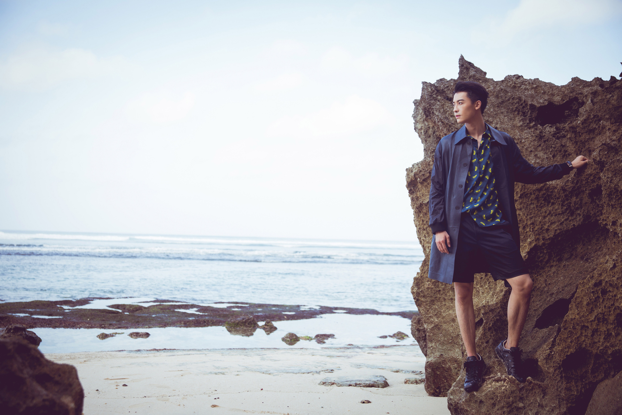 赵志伟最新写真曝光化身沉稳大气的海边漫步者