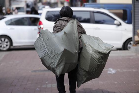 老人捡垃圾竟捡到一个金手镯等待一整天却等到最不想见的人