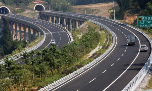 为什么美国的高速公路大多都是直的,而中国的高速公路是弯的呢?-新浪汽车