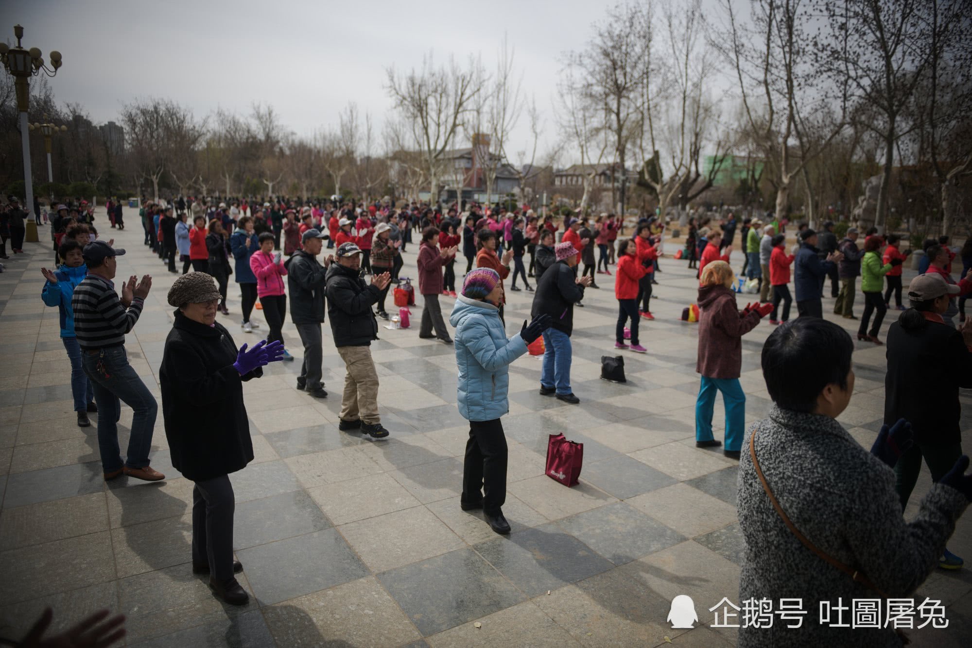 天津近千大爷大妈齐跳广场舞大声呐喊