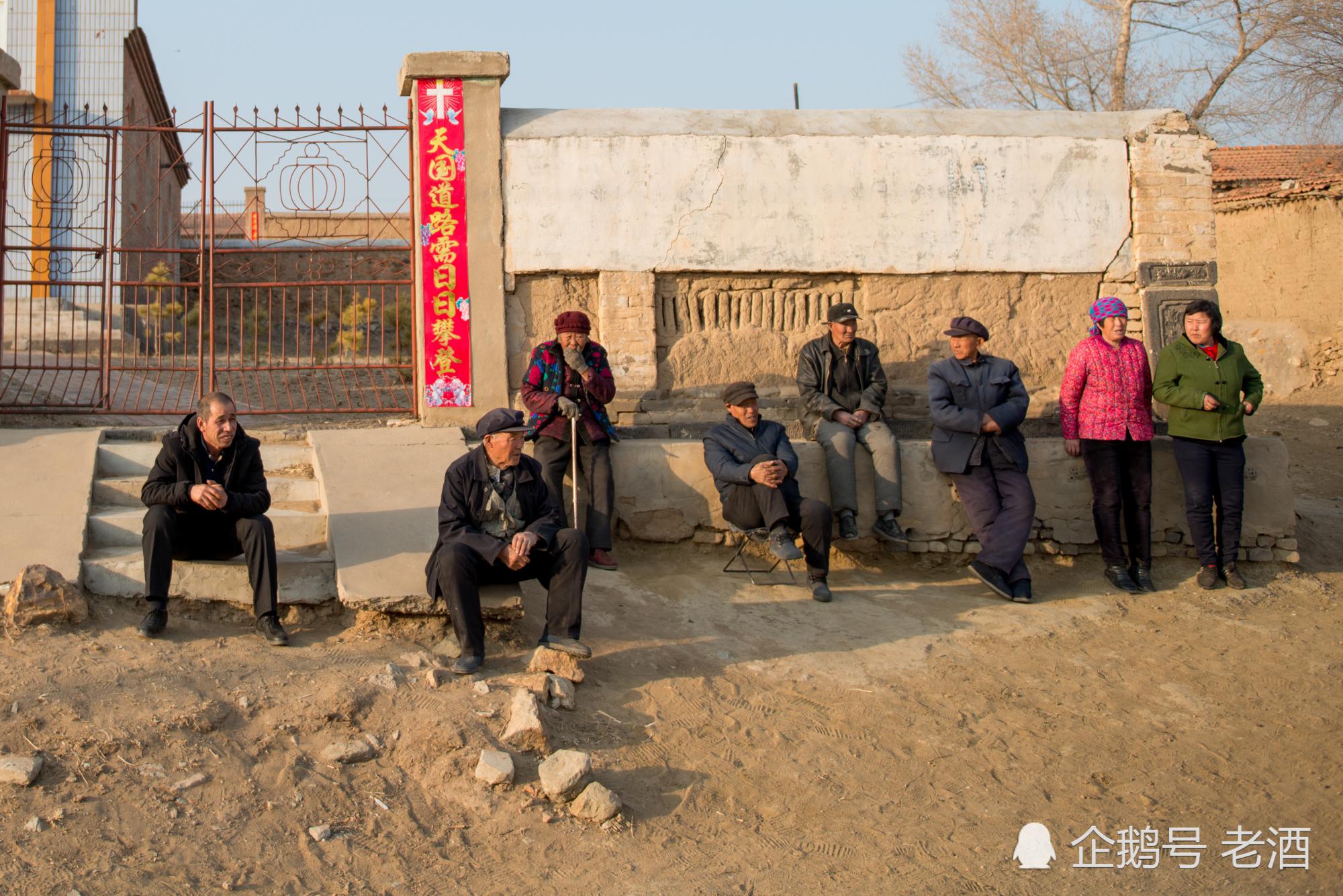 除了串门,打牌就只剩下蹲墙根晒太阳|墙根|农村|村里人_新浪新闻