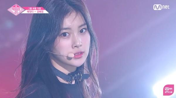 想为她加油(笑)李夏恩作为队内唯一的a级,舞蹈和歌唱实力都远超越其他