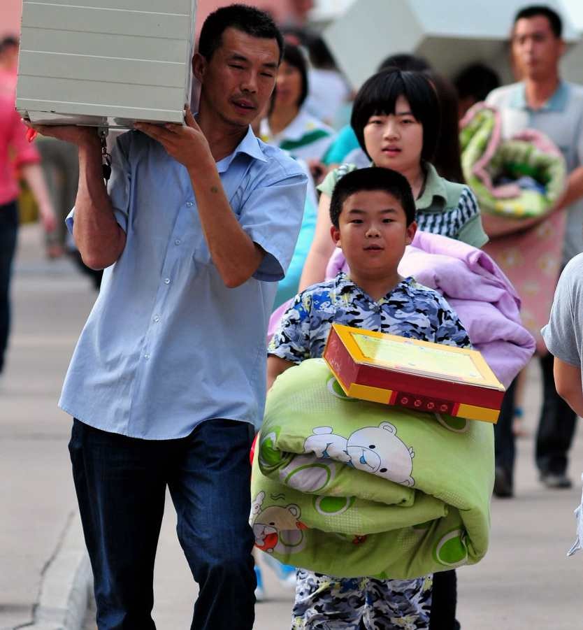 高考结束高温下家长帮孩子搬运物品的7个感人瞬间