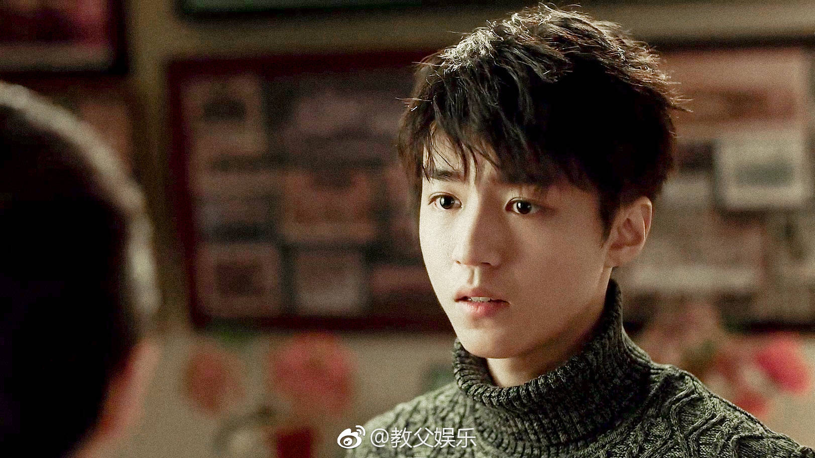 在电视剧《天坑鹰猎》中,王俊凯的眼睛赋予角色更多的东西