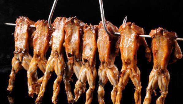 我们中国人什么都吃可不是白说的,来看看这蟾蜍宴