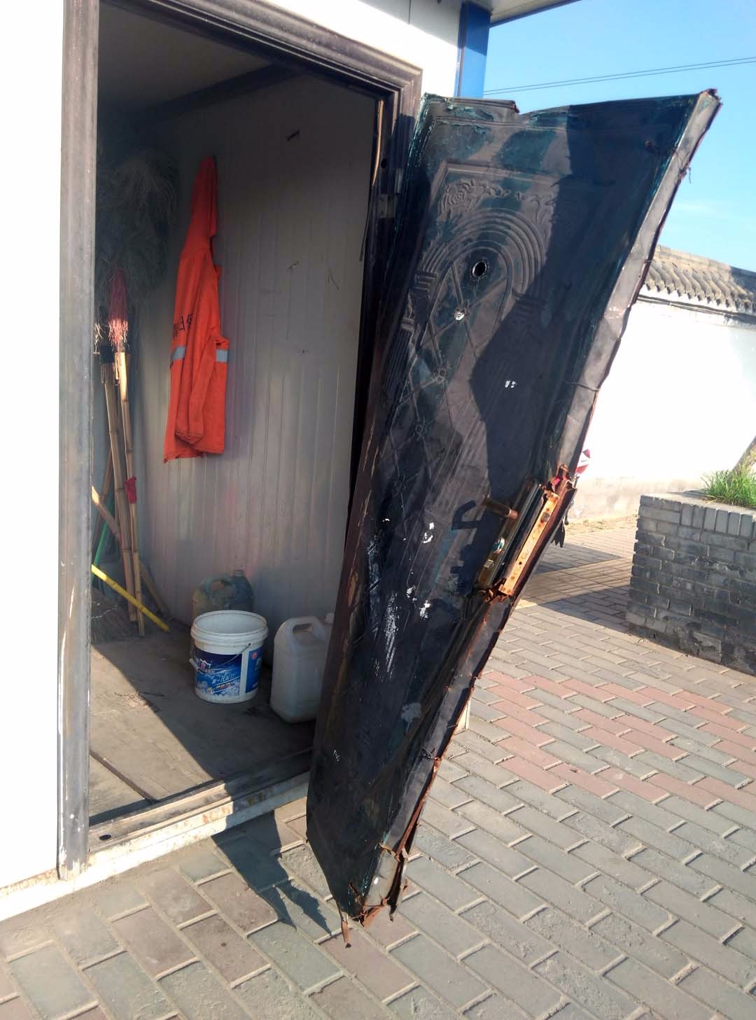 一清洁工休息室的门成了这样,一问清洁工才知道是不久前小偷给撬坏的