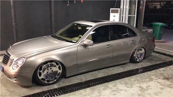 完美姿态帅到爆 老款奔驰e气动避震魅力低趴改装