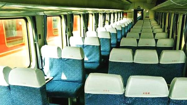 坐火车买了无座,看到空位该不该做?列车员说出正确做法