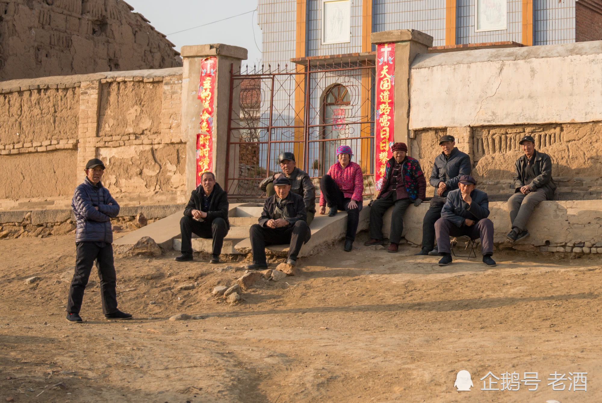 除了串门,打牌就只剩下蹲墙根晒太阳|墙根|农村|村里人_新浪新闻