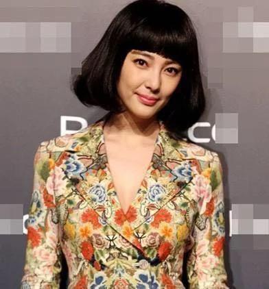 范冰冰和林志玲都没能驾驭的老土发型,却让赵丽颖有了意外之美!