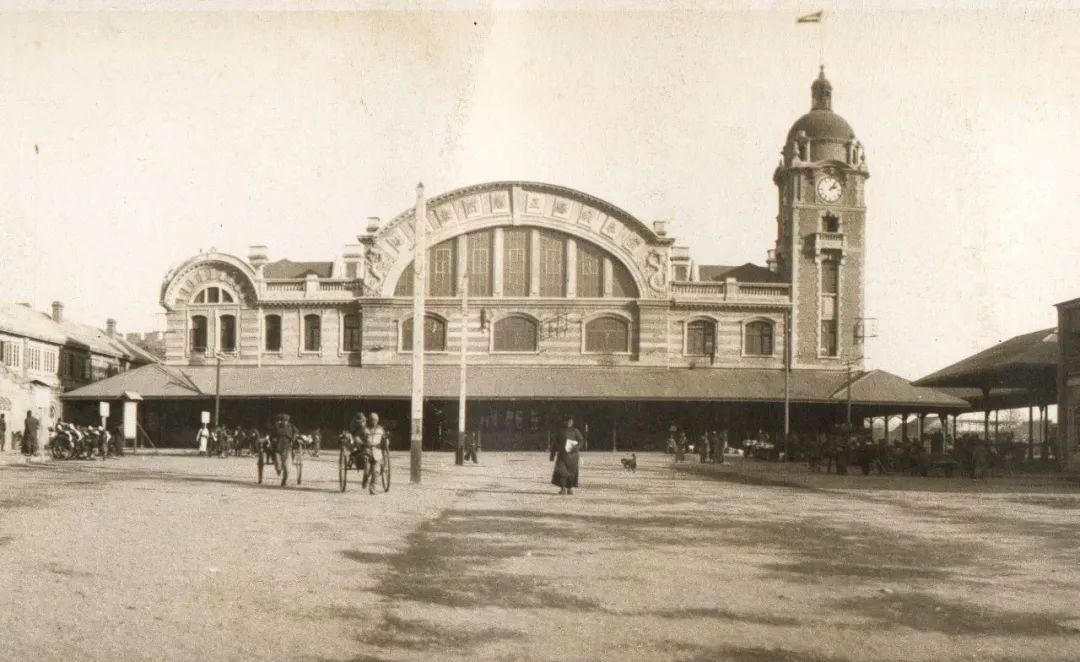 正阳门管理处提供李天然从前门东车站出来,坐着汽车经过中华门.